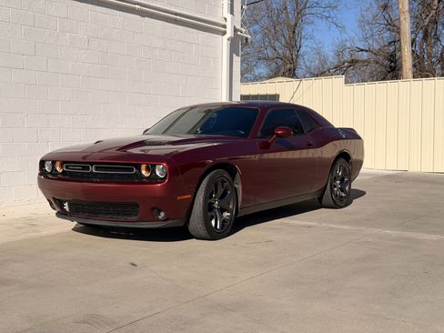 Used 2019 Dodge Challenger SXT w/ Plus Package image 3