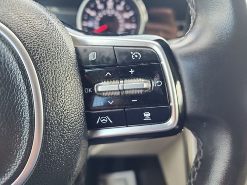 Used 2024 Kia Carnival EX FWD image 18