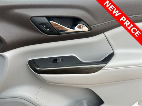 Used 2023 GMC Acadia SLT w/ Technology Package image 15