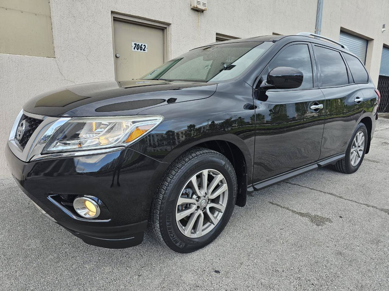 Used 2015 Nissan Pathfinder SV FWD image 2