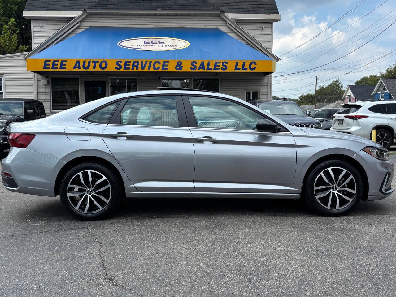 Used 2025 Volkswagen Jetta SE FWD image 1
