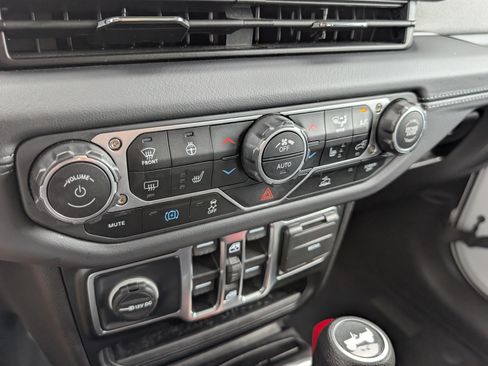 Used 2025 Jeep Wrangler Unlimited Sahara AWD/4WD image 18