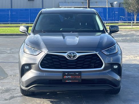 Used 2022 Toyota Highlander LE AWD/4WD image 6
