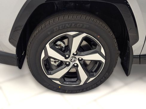 New 2025 Toyota RAV4 SE image 9