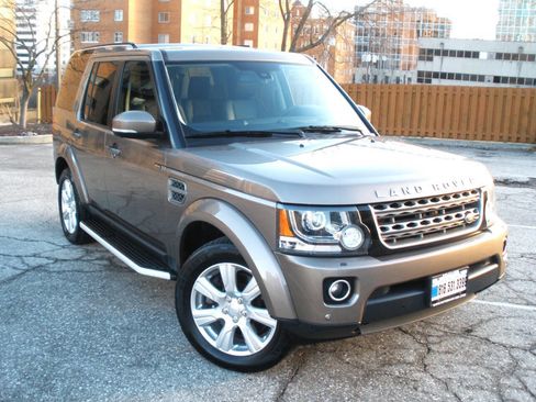 Used 2015 Land Rover LR4 HSE image 2