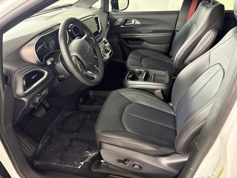 New 2027 Chrysler Pacifica Select FWD image 27