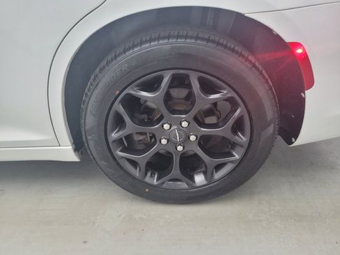 Used 2019 Chrysler 300 S AWD/4WD image 31