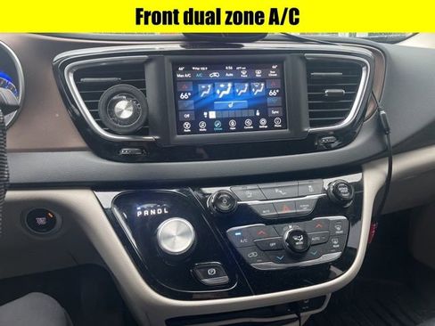 Used 2018 Chrysler Pacifica Touring-L image 9