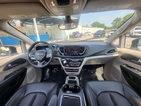 Used 2023 Chrysler Pacifica Touring-L FWD image 16