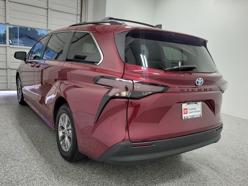 Used 2023 Toyota Sienna XLE w/ XLE Plus Package FWD image 7