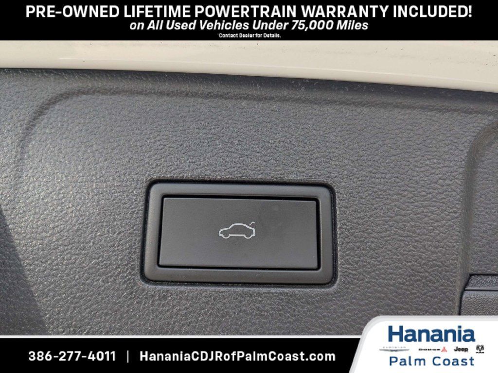 Used 2025 Volkswagen Atlas SE AWD/4WD image 13
