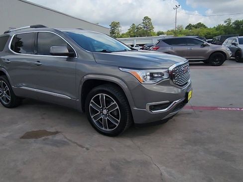 Used 2019 GMC Acadia Denali w/ Technology Package FWD image 2