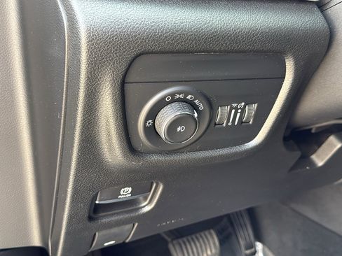 Used 2022 Jeep Grand Cherokee Limited AWD/4WD image 13