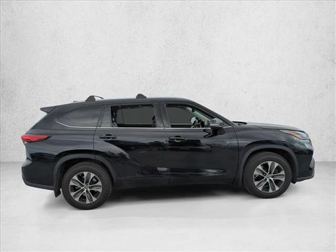 Used 2021 Toyota Highlander XLE image 4