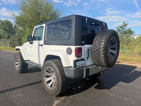 Used 2018 Jeep Wrangler Sahara w/ Connectivity Group AWD/4WD image 8