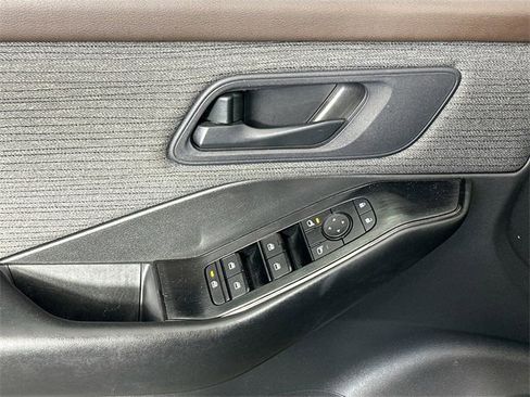 Used 2023 Nissan Rogue S image 22