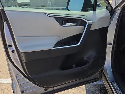 Used 2021 Toyota RAV4 XLE AWD/4WD image 17