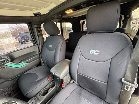 Used 2016 Jeep Wrangler Unlimited Sahara w/ Connectivity Group image 17