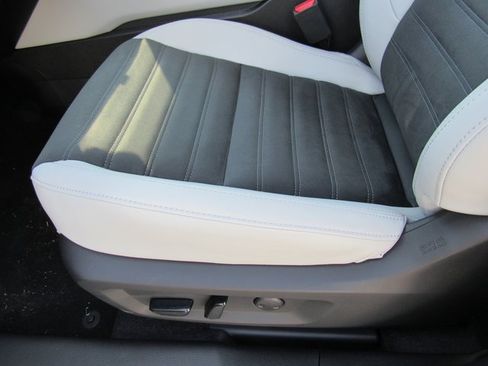 New 2025 Mitsubishi Outlander SE image 14