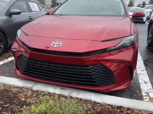 Used 2025 Toyota Camry LE image 3