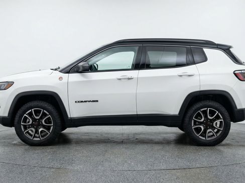 Used 2025 Jeep Compass Trailhawk AWD/4WD image 5