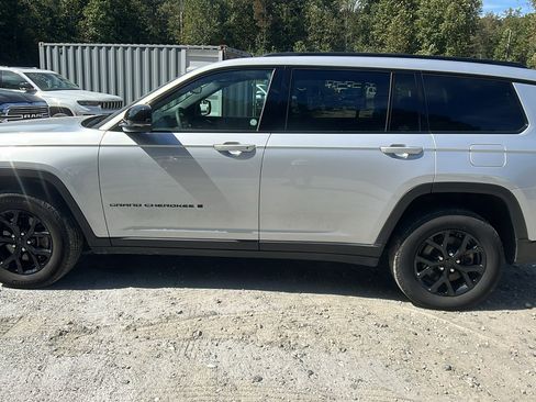 Certified 2024 Jeep Grand Cherokee L Laredo image 11