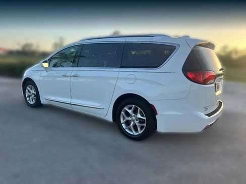 Used 2018 Chrysler Pacifica Touring-L Plus w/ Tire & Wheel Group image 10