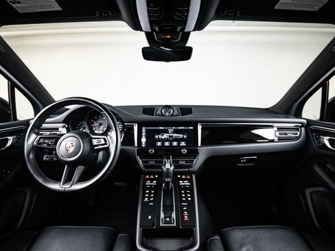 Certified 2023 Porsche Macan AWD/4WD image 25