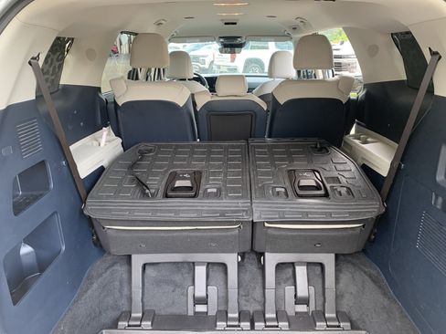 Used 2025 Kia Carnival EX FWD image 39