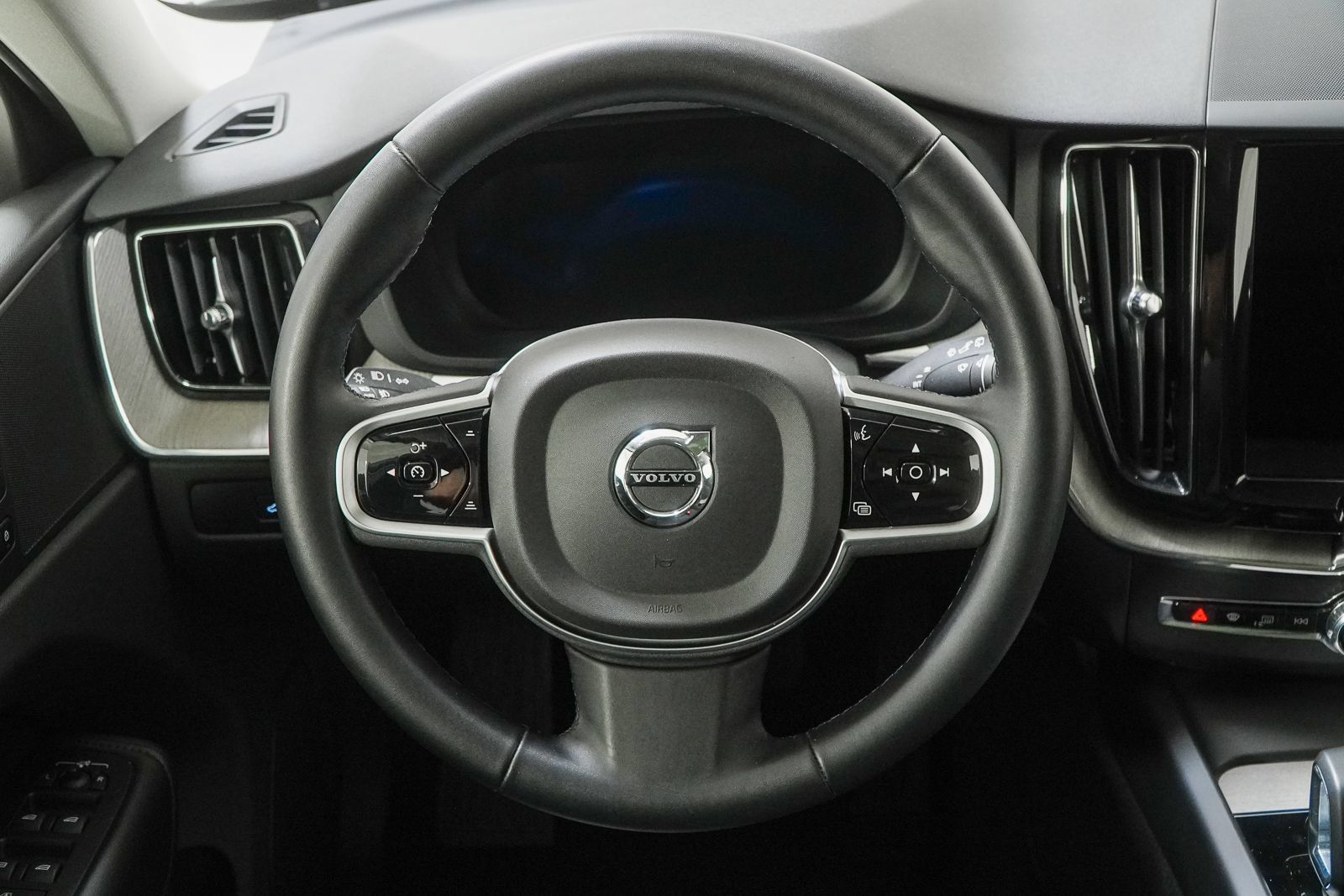 Used 2025 Volvo XC60 B5 Plus AWD/4WD image 23