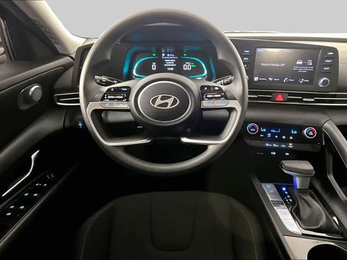 Used 2025 Hyundai Elantra Hybrid FWD image 6