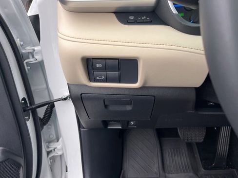 Used 2025 Toyota Highlander XLE image 32