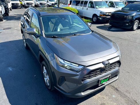 Used 2022 Toyota RAV4 XLE w/ Carpet Mat Package (TMS) image 5