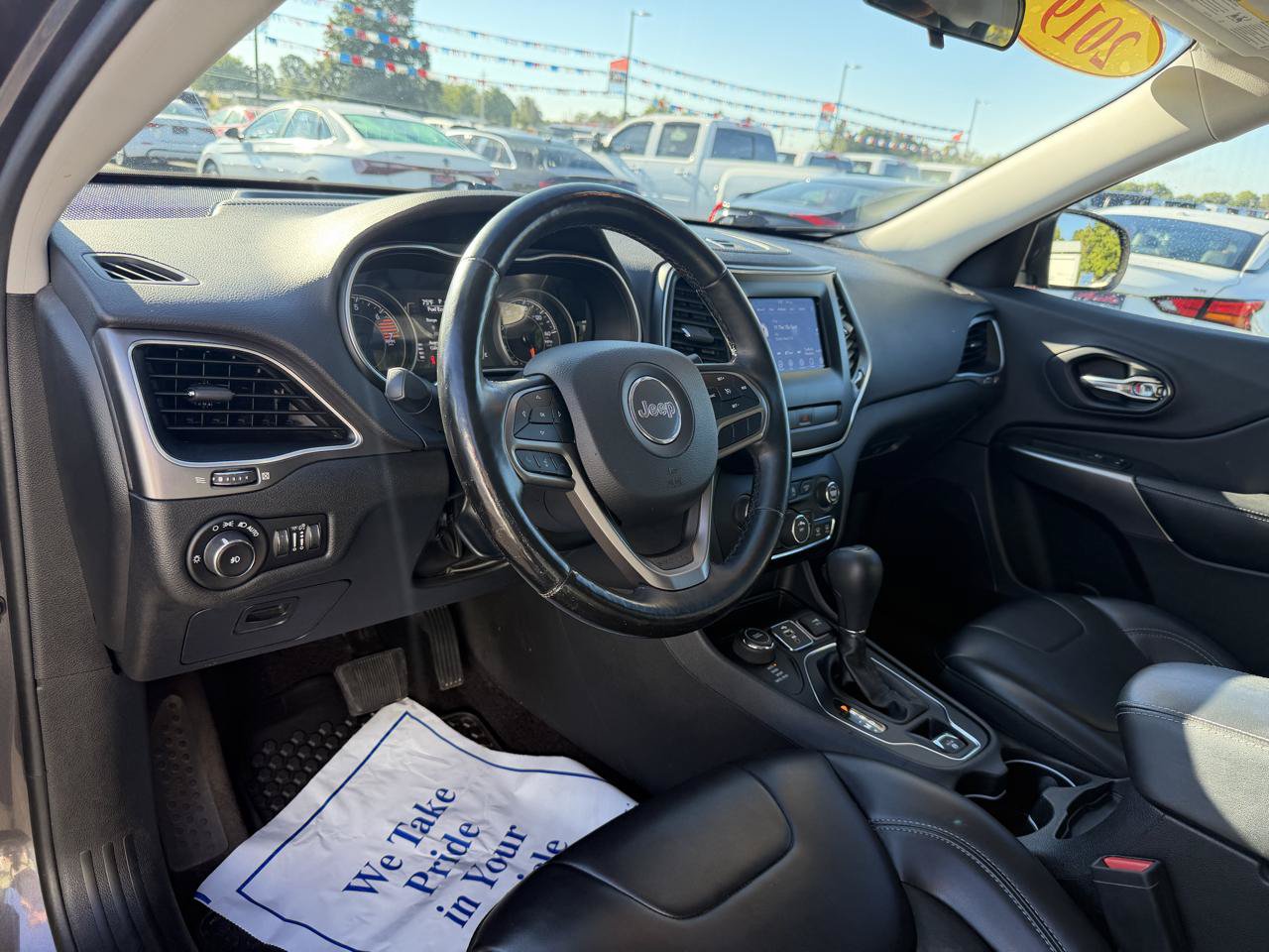 Used 2019 Jeep Cherokee Latitude Plus w/ Cold Weather Group AWD/4WD image 13