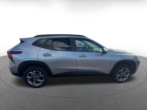 Used 2025 Chevrolet Trax LT FWD image 15