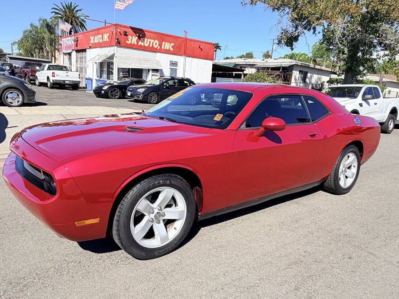 Used 2012 Dodge Challenger SXT RWD image 3
