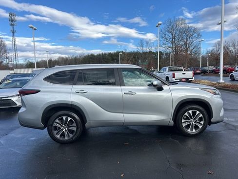 Used 2024 Toyota Highlander XLE image 4