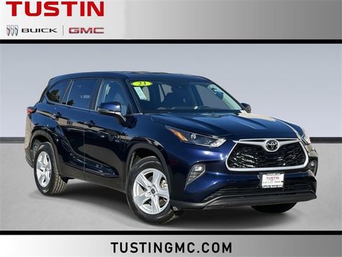 Used 2023 Toyota Highlander LE image 1