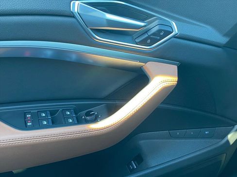 Used 2022 Audi e-tron Premium image 18