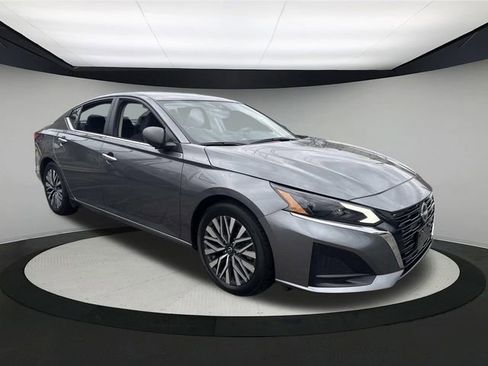 Used 2024 Nissan Altima 2.5 SV image 3