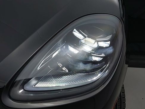 Used 2024 Porsche Macan Turbo w/ Premium Plus Package image 34