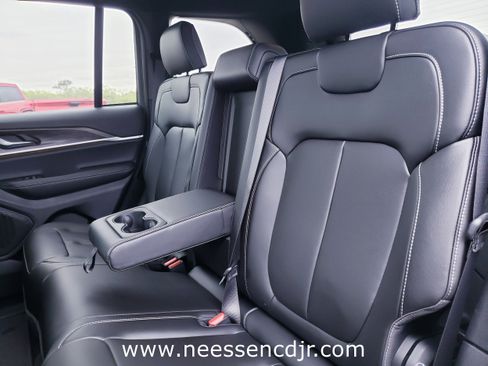 New 2025 Jeep Grand Cherokee Limited image 23