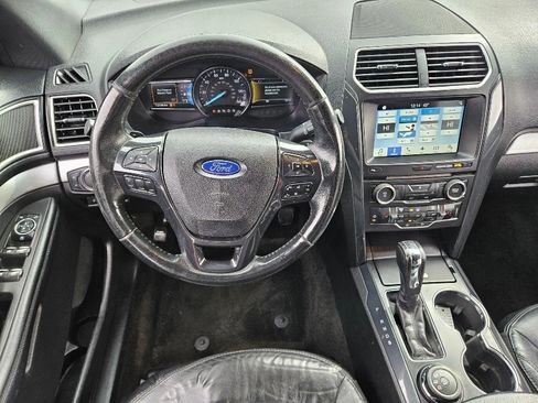 Used 2017 Ford Explorer XLT w/ Equipment Group 202A AWD/4WD image 13