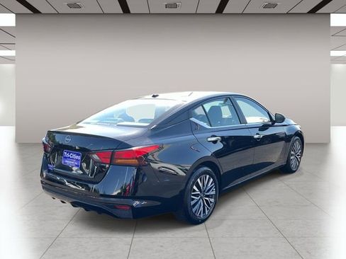 Used 2025 Nissan Altima 2.5 SV FWD image 3