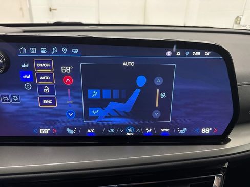 Used 2025 Chevrolet Traverse LT AWD/4WD image 35
