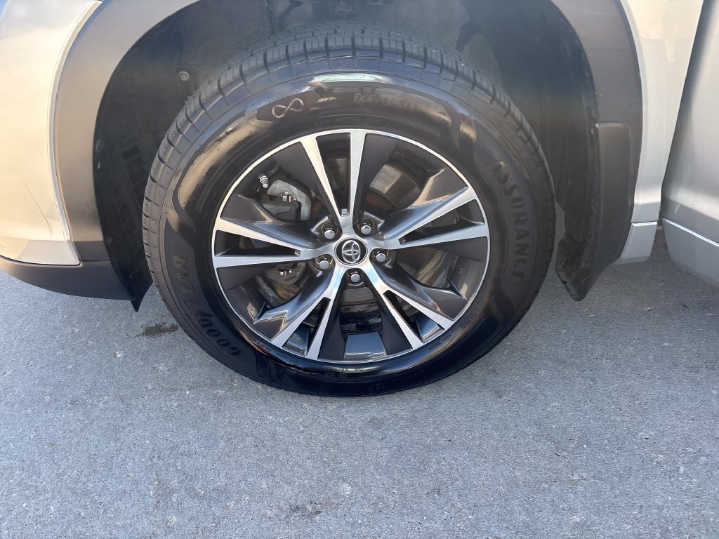 Used 2018 Toyota Highlander Plus AWD/4WD image 25