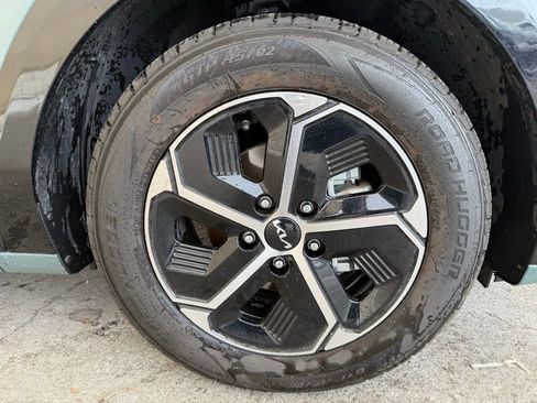 Used 2023 Kia Niro SX image 12