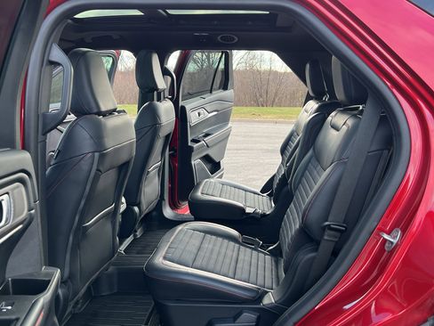 Used 2025 Ford Explorer ST-Line w/ ST-Line Street Pack image 37