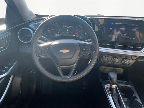 Used 2025 Chevrolet Trax LS w/ LS Convenience Package image 5