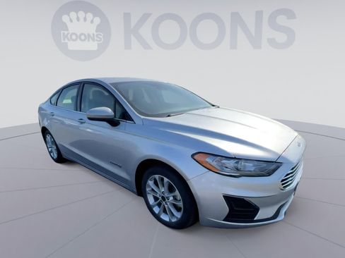 Used 2019 Ford Fusion SE FWD image 2